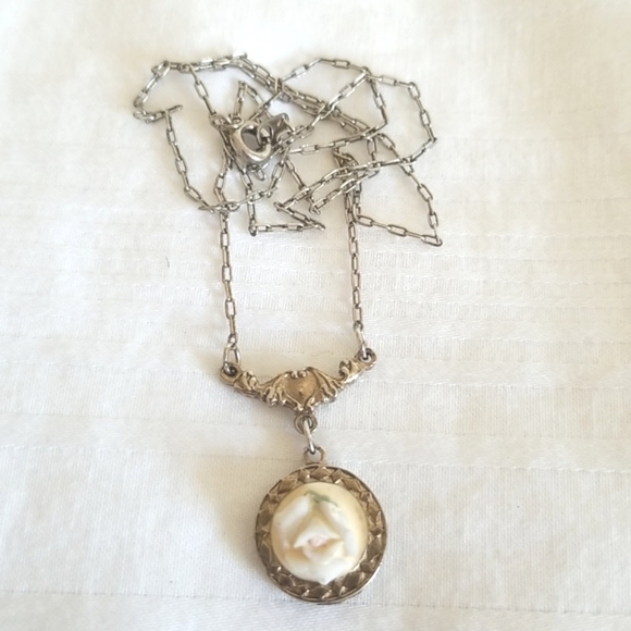 Vintage Gold Rose Round Necklace - Picture 1 of 5